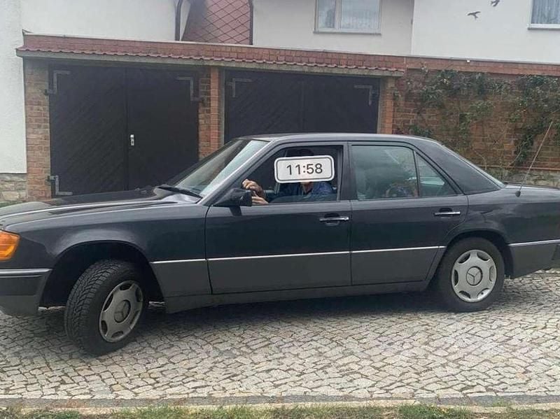 Grau Gebraucht 1991 Mercedes 250 Limousine | 15.900 € - Bild 1/4