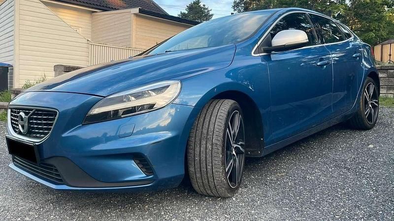 Blau Gebraucht 2017 Volvo V40 R-Design Kombi | 11.880 € (Fairer Preis) - Bild 1/4