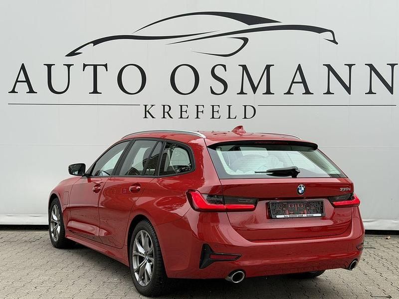 Gebraucht BMW 330e 184 PS (135 kW) 2021 Melbournerot metallic Kombi