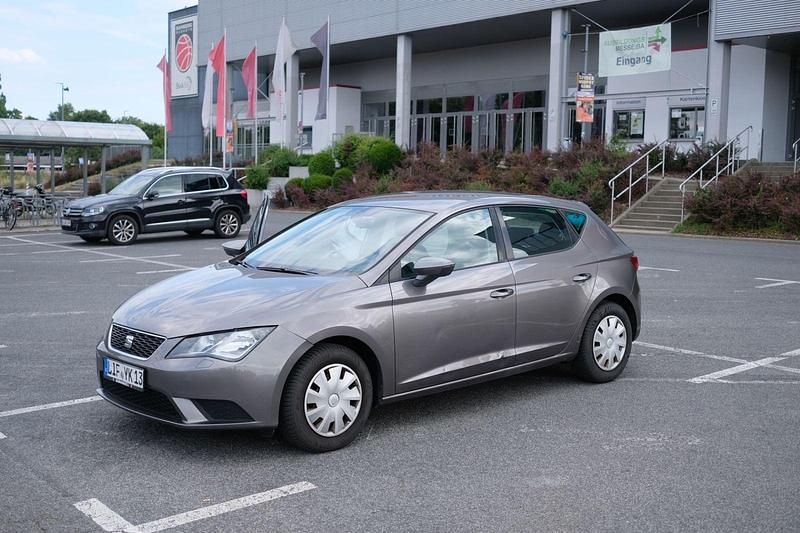 Grau Gebraucht 2015 Seat Leon Reference Limousine | 7.300 € - Bild 1/4