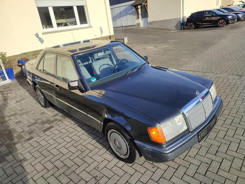 Gebraucht Mercedes E230 132 PS (97 kW) 1992 Schwarz Limousine