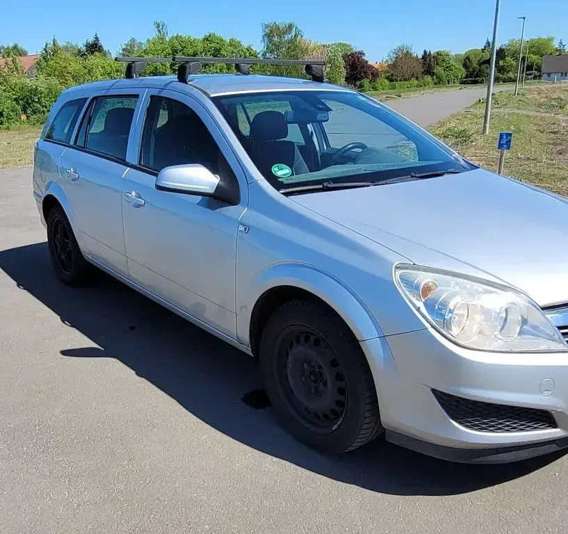 Używany Opel Astra Edition 110 KM (80 kW) 2009 Srebrny Sedan/Limuzyna