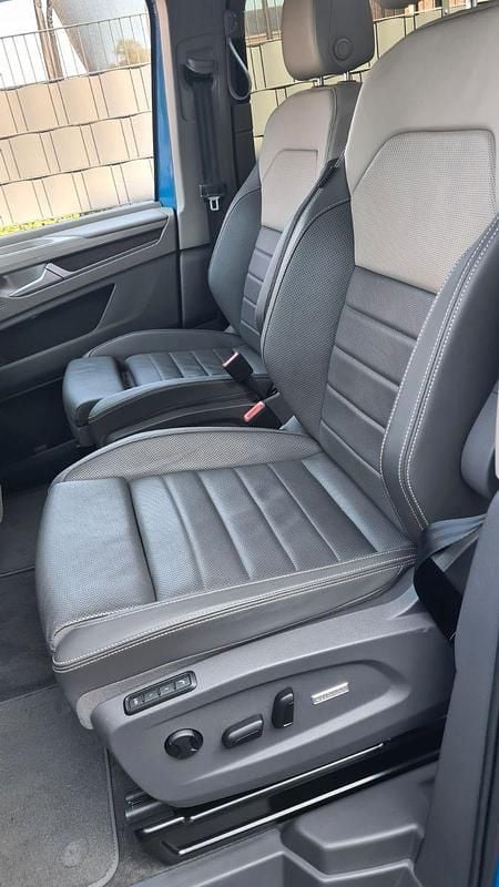 Second-hand VW Multivan Style 204 CP (150 kW) 2022 Albastru Monovolum