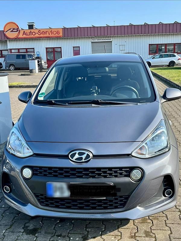 Gebraucht Hyundai i10 67 PS (49 kW) 2018 Grau Kleinwagen