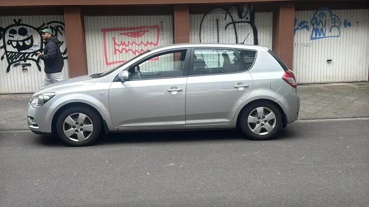 Gebraucht Kia Ceed 90 PS (66 kW) 2010 Silber Kleinwagen