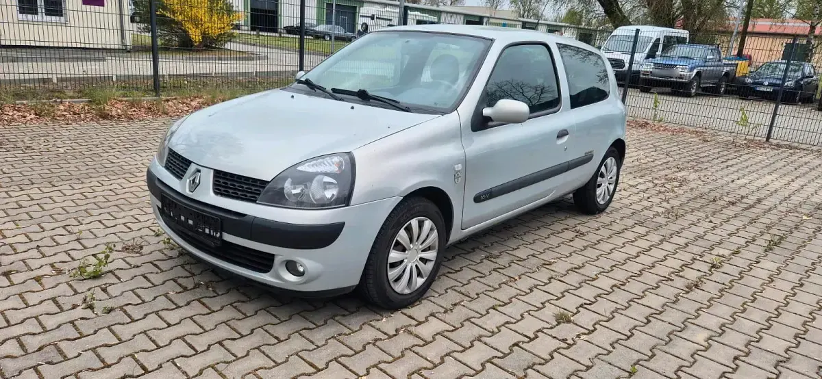 Gebraucht Renault Clio II 75 PS (55 kW) 2003 Silber Kleinwagen