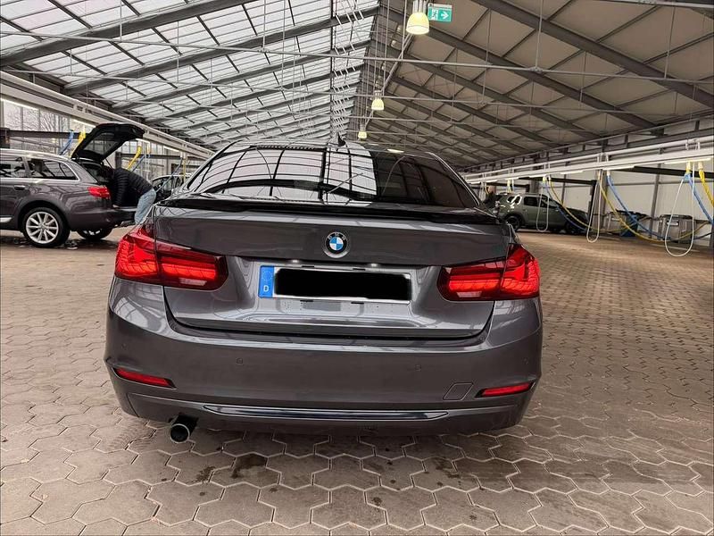 Gebraucht BMW 320 Sport Line 184 PS (135 kW) 2012 Grau Limousine