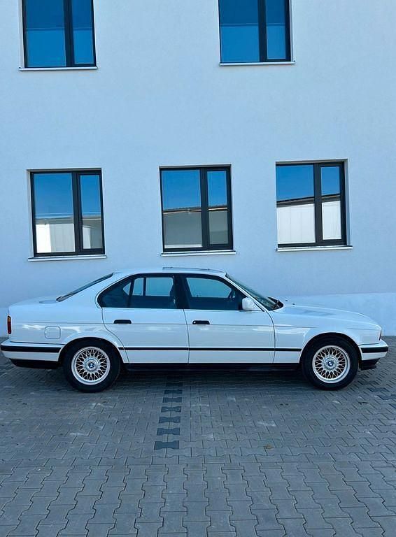 Weiß Gebraucht 1989 BMW 520 Limousine | 7.990 € - Bild 1/4