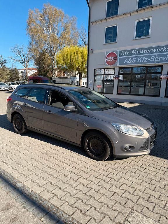 Używany Ford Focus SYNC Edition 125 KM (91 kW) 2014 Brązowy Sedan/Limuzyna
