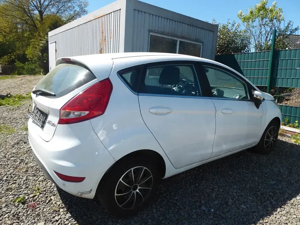 Usata Ford Fiesta Titanium 82 CV (60 kW) 2010 Bianco Berlina