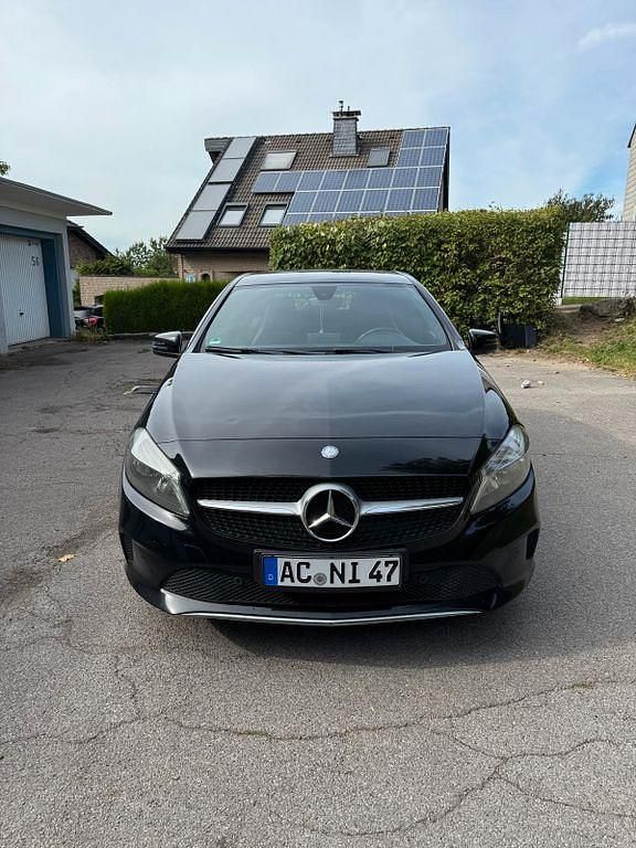 Schwarz Gebraucht 2016 Mercedes A180 Limousine | 9.000 € (Fairer Preis) - Bild 1/4