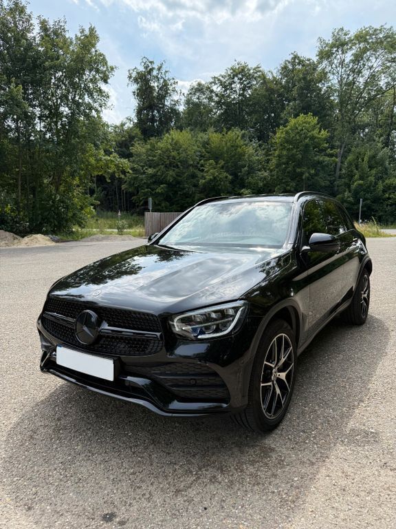 Schwarz Gebraucht 2021 Mercedes GLC300e AMG SUV | 41.790 € (Etwas zu teuer) - Bild 1/4