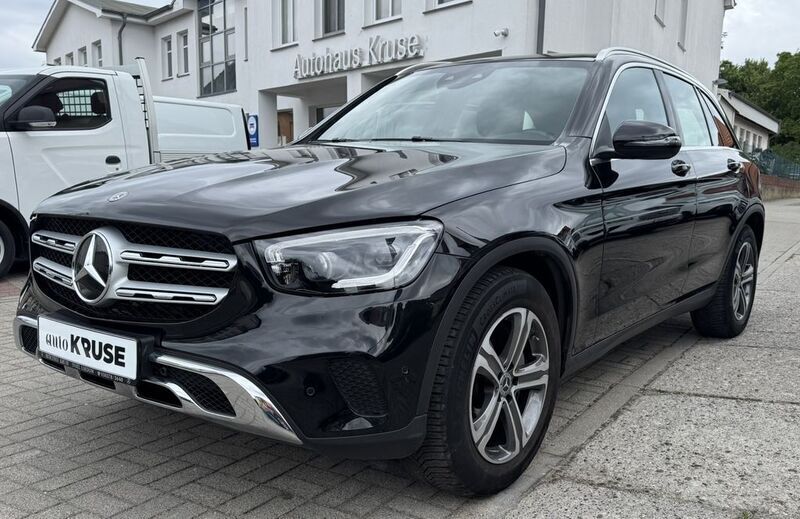 Obsidianschwarz metalliclack Gebraucht 2020 Mercedes GLC200 SUV | 35.980 € (Guter Preis) - Bild 1/4