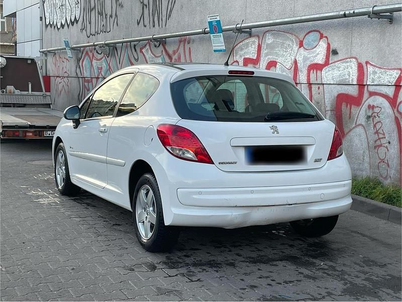 Gebraucht Peugeot 207 Forever 95 PS (69 kW) 2012 Weiß Kleinwagen
