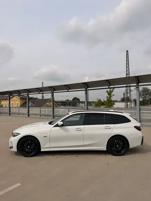 Gebraucht BMW 320e M Sport 204 PS (150 kW) 2022 Weiß Kombi