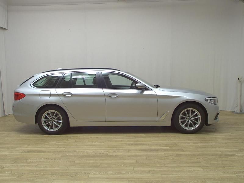 Silber Gebraucht 2020 BMW 520 Performance Kombi | 19.680 € (Superpreis) - Bild 1/4