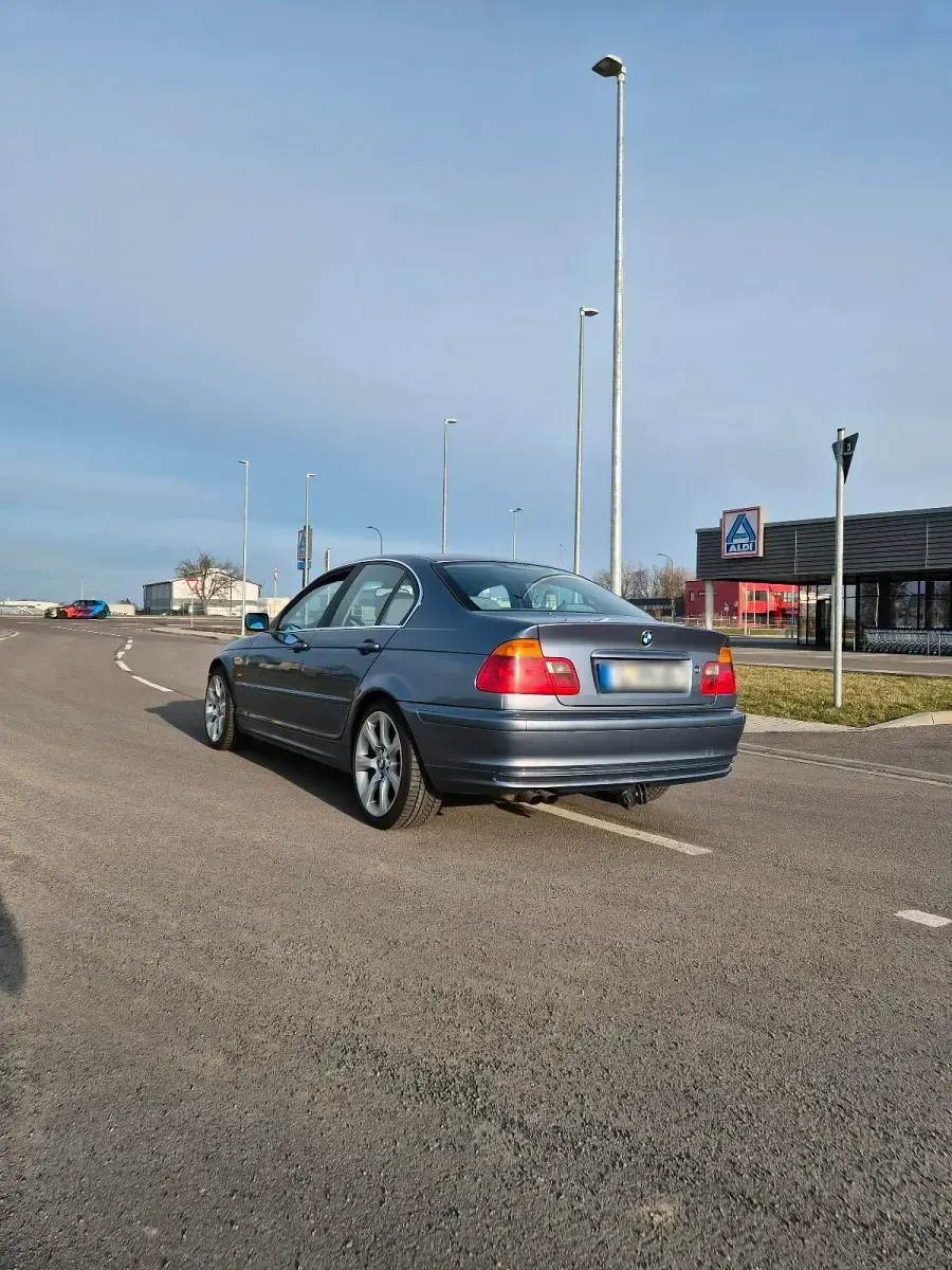 Gebraucht BMW 320 150 PS (110 kW) 1998 Blau Limousine