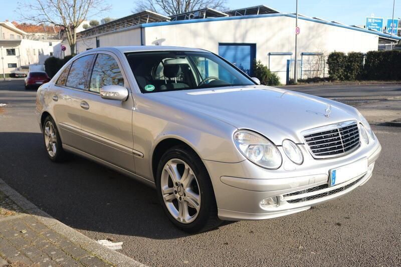 Silber Gebraucht 2002 Mercedes E220 Limousine | 2.200 € (Superpreis) - Bild 1/4