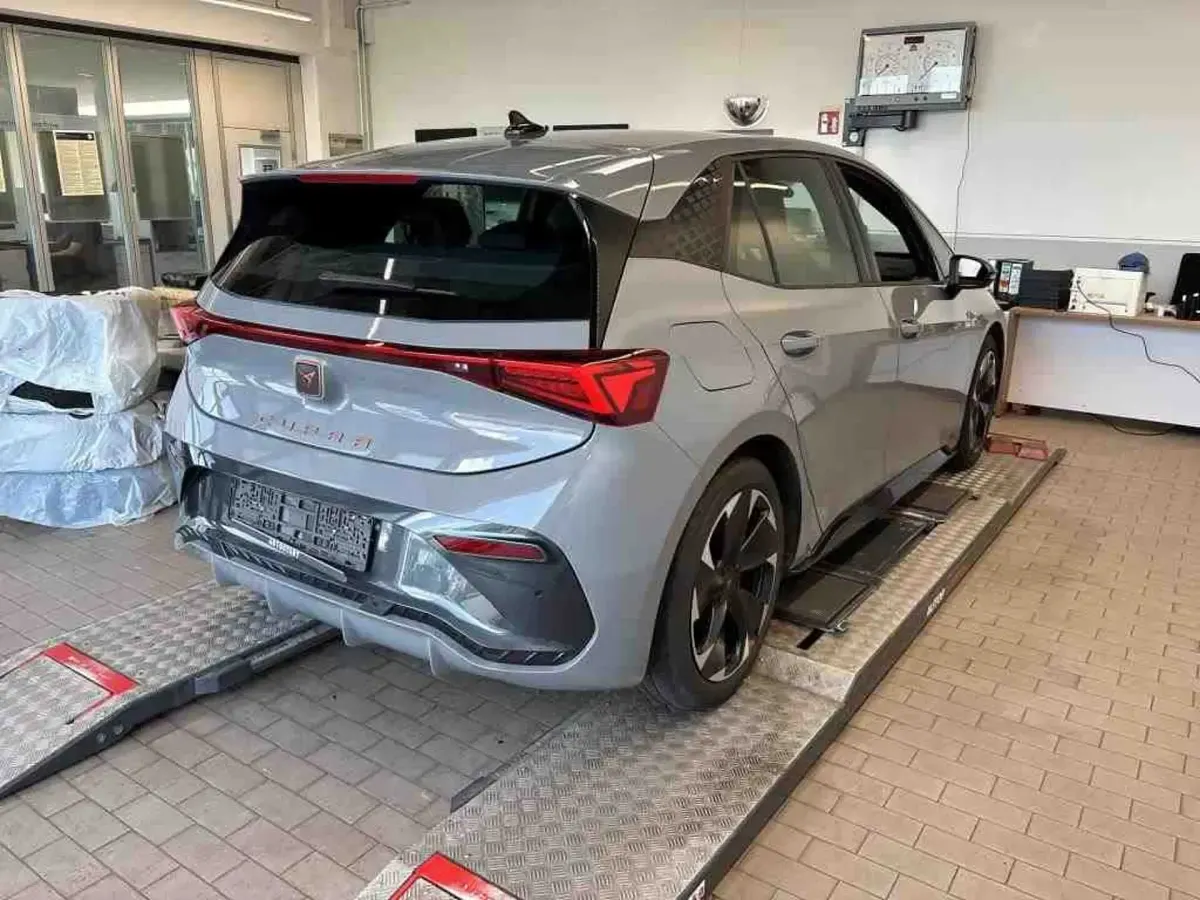 Gebraucht Cupra Born e-Boost 169 kW (231 PS) 2024 Grau Kleinwagen