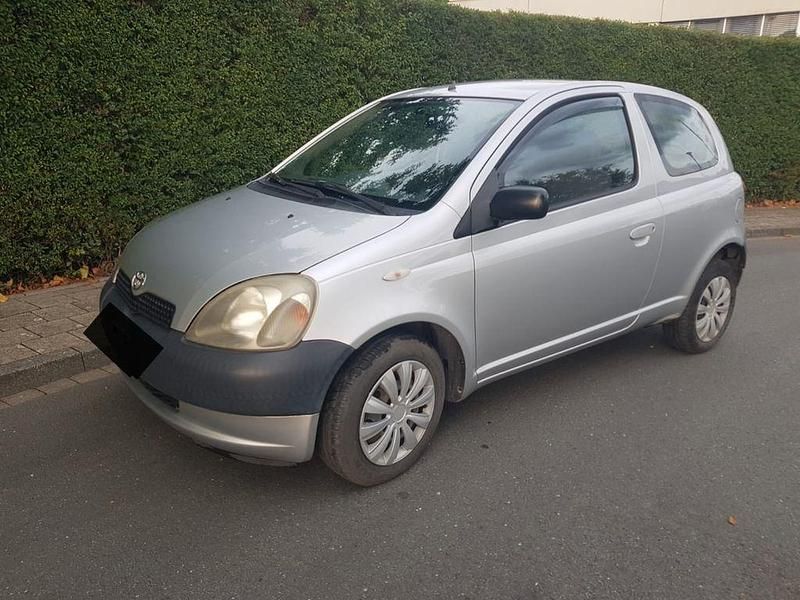Grau Gebraucht 2000 Toyota Yaris Limousine | 750 € (Superpreis) - Bild 1/4