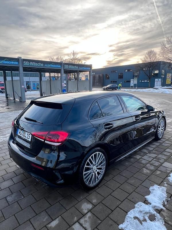 Schwarz Gebraucht 2021 Mercedes A200 AMG line Limousine | 28.500 € (Etwas zu teuer) - Bild 1/4