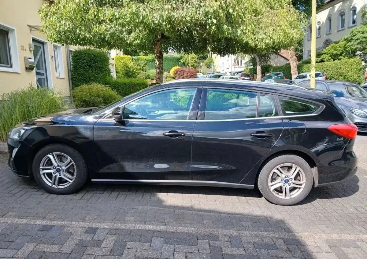 Gebraucht Ford Focus Cool & Connect 120 PS (88 kW) 2020 Agate black Kombi
