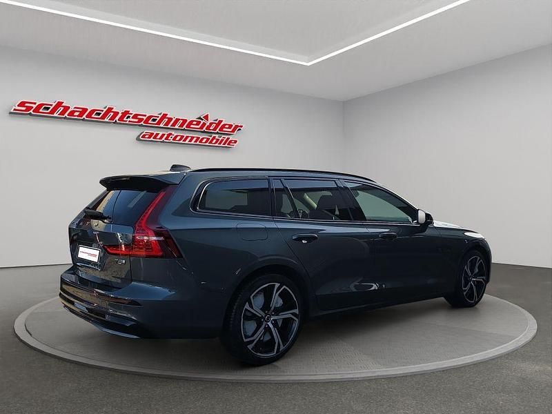 Neu Volvo V60 Plus 455 PS (334 kW) 2026 Forest lake metallic Kombi