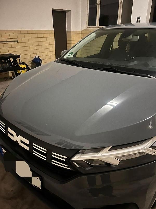 Grau Gebraucht 2023 Dacia Sandero Expression Kleinwagen | 12.950 € (Superpreis) - Bild 1/4