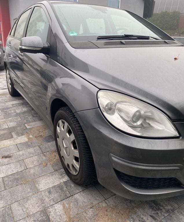 Gebraucht Mercedes B200 185 PS (136 kW) 2010 Grau Van / Kleinbus