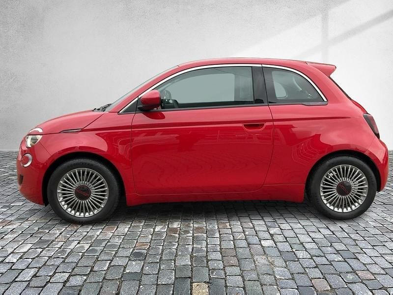Gebraucht Fiat 500e Red 86 kW (118 PS) 2023 Colore esterno (red vr111/a) Limousine
