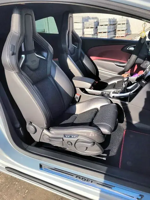Gebraucht Opel Astra GTC Active 169 PS (124 kW) 2013 Grau Limousine