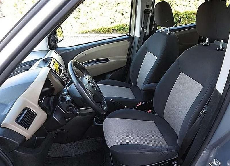 Grau Gebraucht 2012 Opel Combo Selection Van / Kleinbus | 3.399 € (Guter Preis) - Bild 1/4