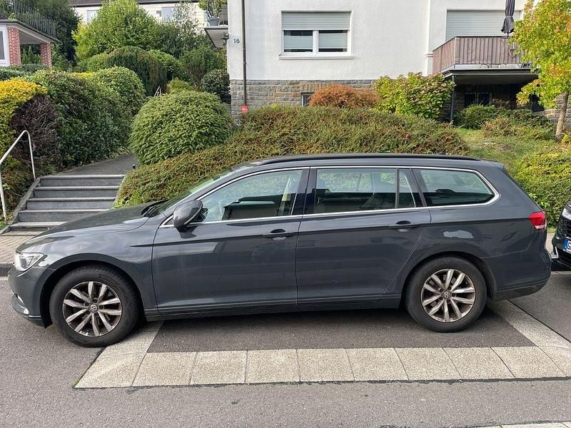 Grau Gebraucht 2019 VW Passat Comfortline Kombi | 13.600 € (Fairer Preis) - Bild 1/4