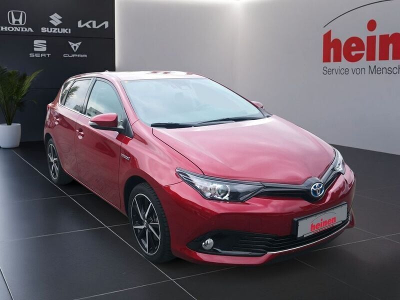 Gebraucht Toyota Auris Hybrid Team 99 PS (72 kW) 2019 Rot Limousine