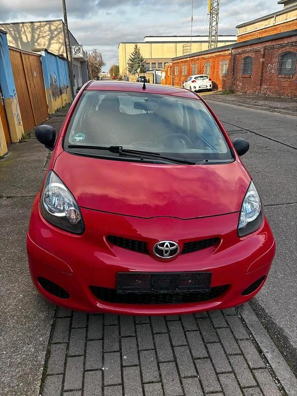 Rot Gebraucht 2010 Toyota Aygo Kleinwagen | 1.750 € (Fairer Preis) - Bild 1/4