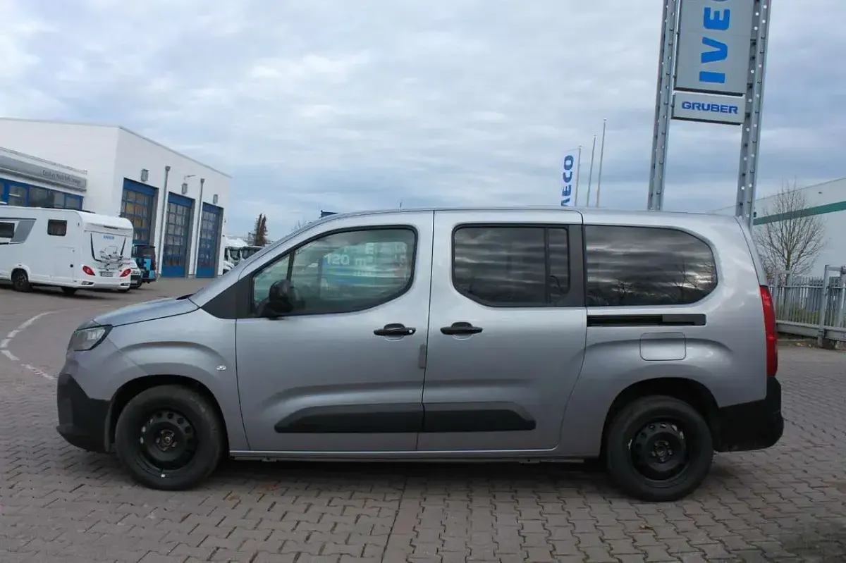 Neu Fiat Doblò 131 PS (96 kW) 2026 Grau Van / Kleinbus