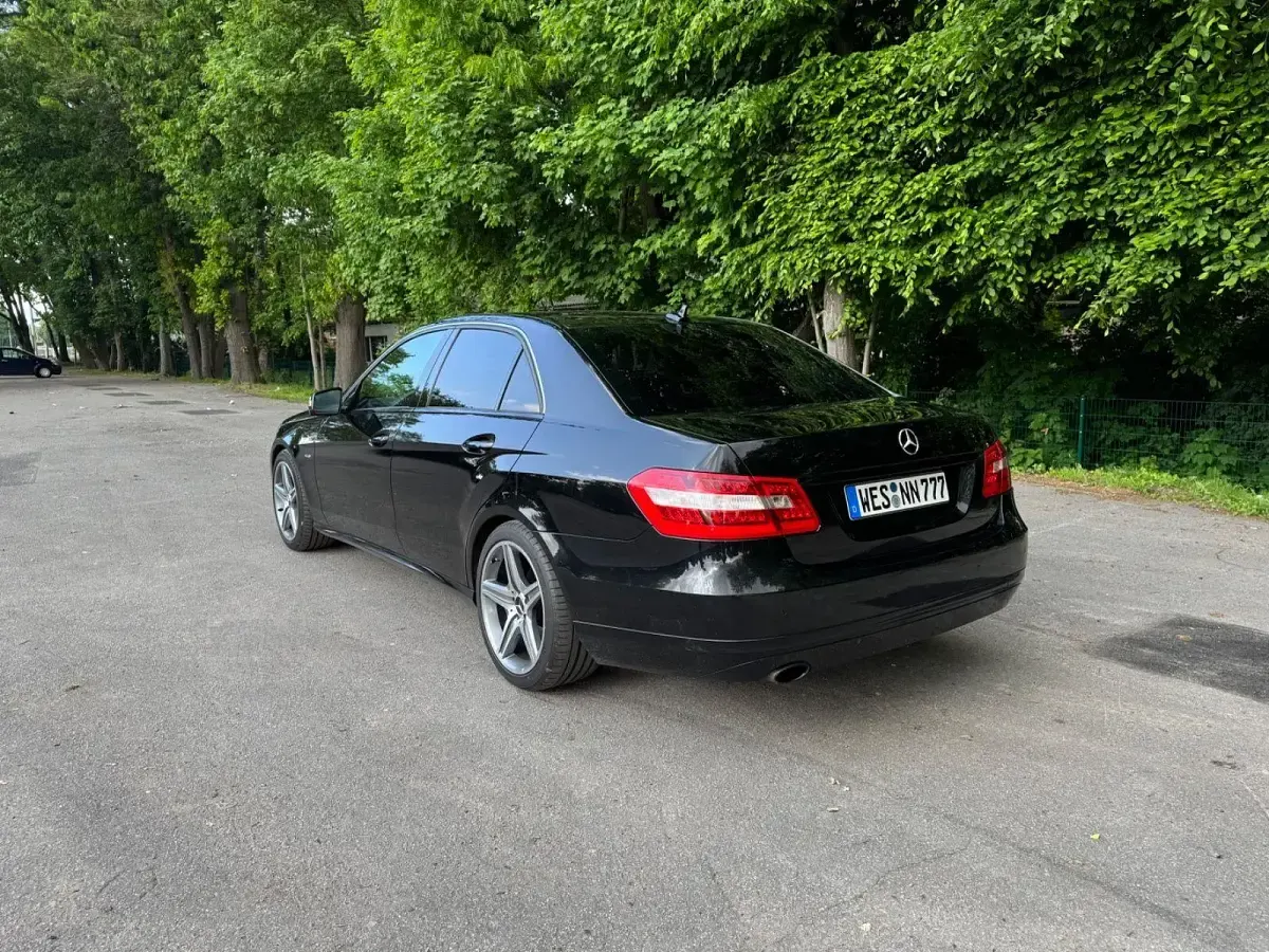 Gebraucht Mercedes E250 204 PS (150 kW) 2011 Schwarz Limousine