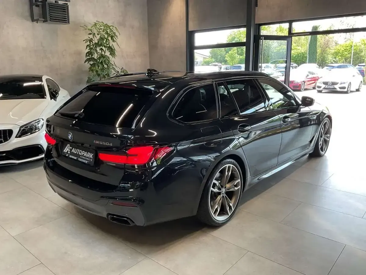 Gebraucht BMW 550 400 PS (294 kW) 2020 Saphirschwarz Kombi
