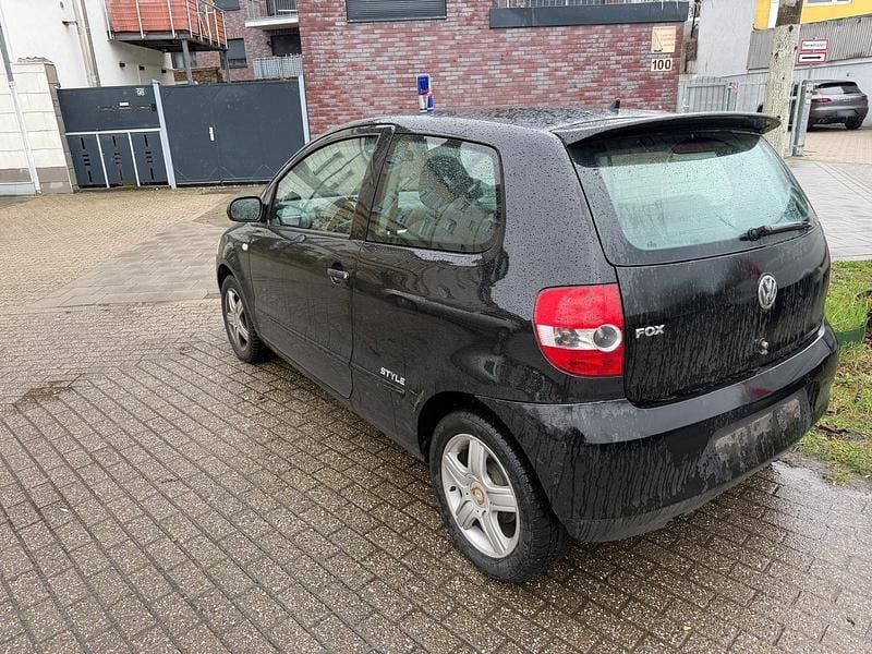 Gebraucht VW Fox Style 54 PS (39 kW) 2010 Schwarz Kleinwagen
