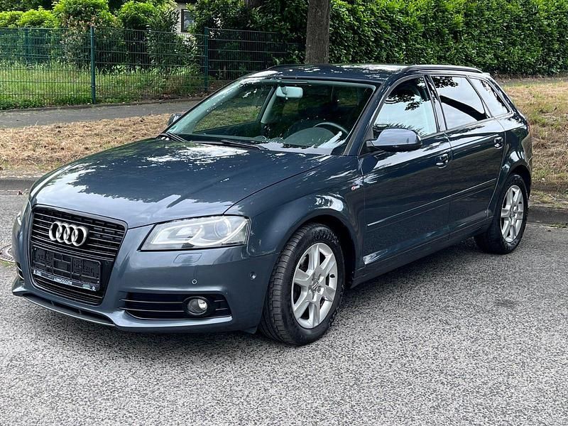 Grau Gebraucht 2010 Audi A3 Sportback Attraction Limousine | 6.300 € (Fairer Preis) - Bild 1/4