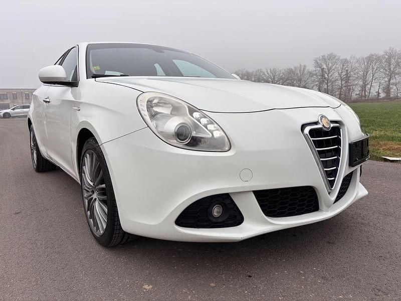 Weiß Gebraucht 2011 Alfa Romeo Giulietta Turismo Kleinwagen | 2.950 € (Teuer) - Bild 1/4