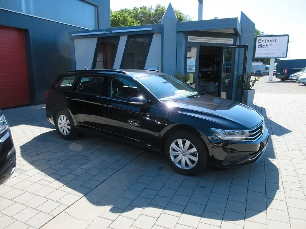 Gebraucht VW Passat Basis 120 PS (88 kW) 2019 Schwarz Kombi