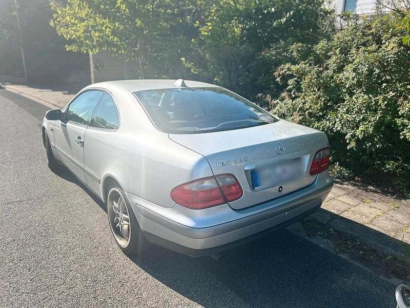 Silber Gebraucht 1999 Mercedes CLK320 Coupé | 4.550 € (Fairer Preis) - Bild 1/4