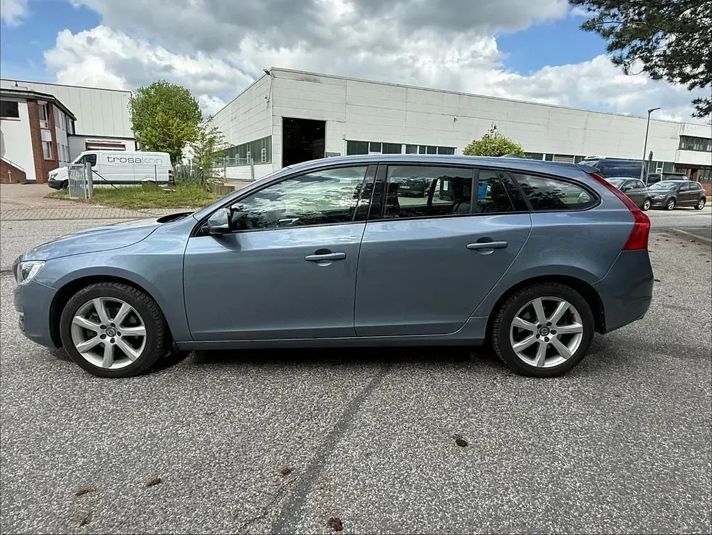 Gebraucht Volvo V60 150 PS (110 kW) 2017 Blau Kombi