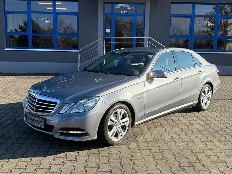 Silber Gebraucht 2011 Mercedes E200 Limousine | 12.550 € (Fairer Preis) - Bild 1/4
