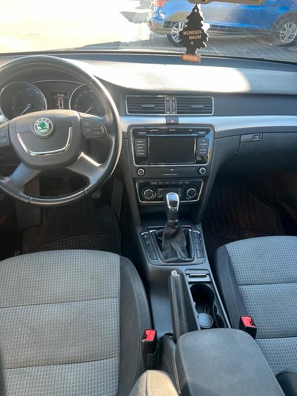 Gebraucht Skoda Superb 160 PS (117 kW) 2011 Schwarz Kombi