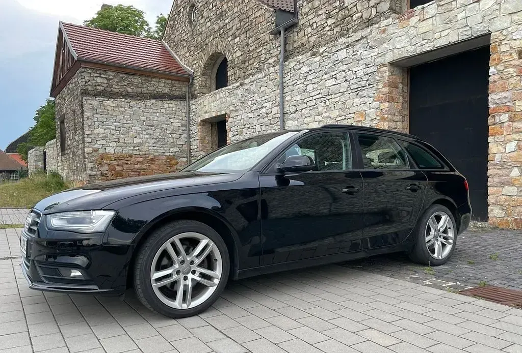 Gebraucht Audi A4 Attraction 143 PS (105 kW) 2012 Schwarz Kombi
