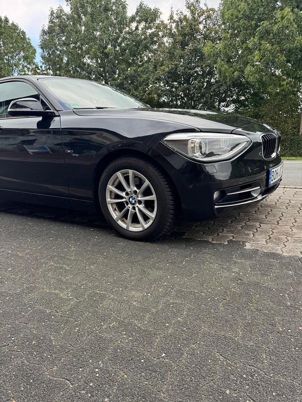 Schwarz Gebraucht 2013 BMW 120 Sport Line Kleinwagen | 9.500 € (Fairer Preis) - Bild 1/4