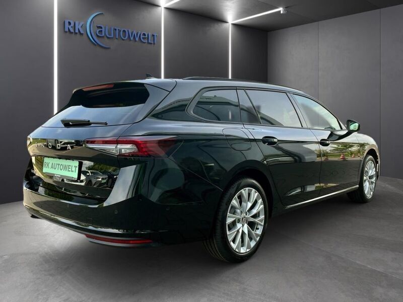 Gebraucht Skoda Superb Selection 150 PS (110 kW) 2024 Ebony schwarz metallic Kombi