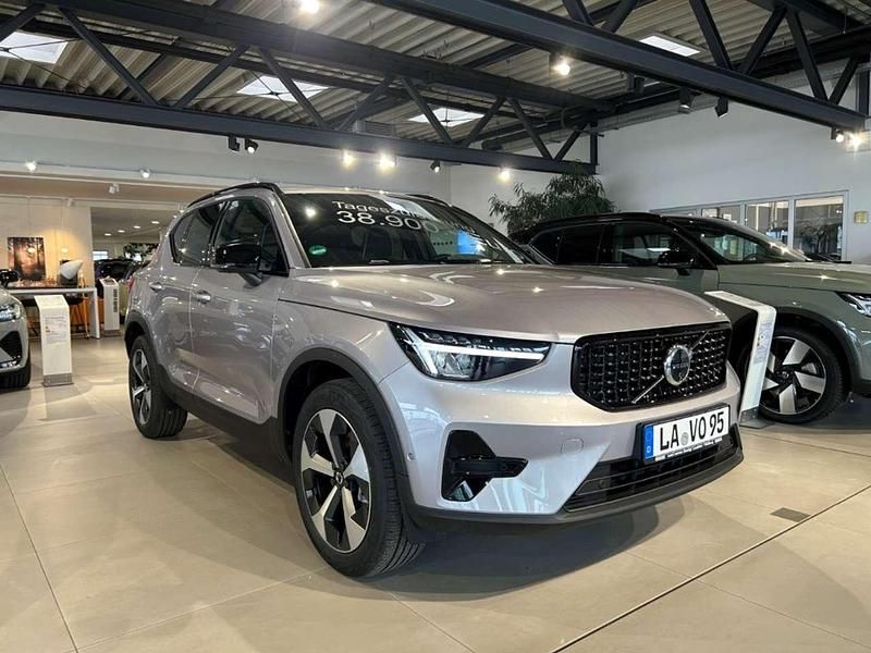 Neu Volvo XC40 Plus 163 PS (119 kW) 2025 Aurora silver / metallic SUV